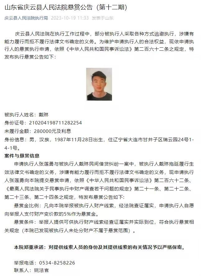 他们熟悉的阿亮，以及两个陌生面孔的华人，一起从门内走了出来。